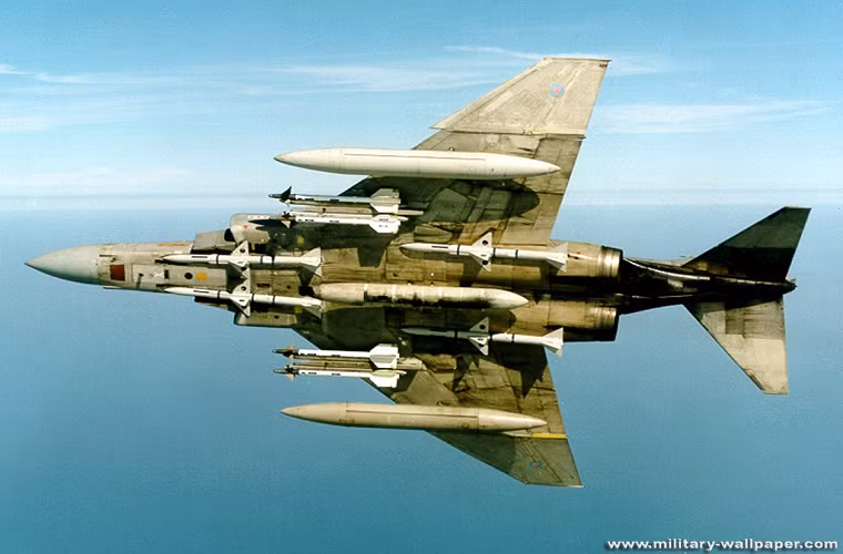 F-4 Phantom được trang bị hai động cơ phản lực General Electric J79 có công suất 11.905 lbf /chiếc, tốc độ bay tối đa của nó có thể đạt gấp 2,23 lần tốc độ âm thanh (2.370km/h). Phạm vi hoạt động tối đa của F-4 là 2.600km khi mang theo 3 thùng nhiên liệu phụ bên ngoài và nó có trần bay tối đa là 18.300m. F-4 có thể mang theo tổng cộng gần 8,5 tấn vũ khí gồm bam và tên lửa các loại.