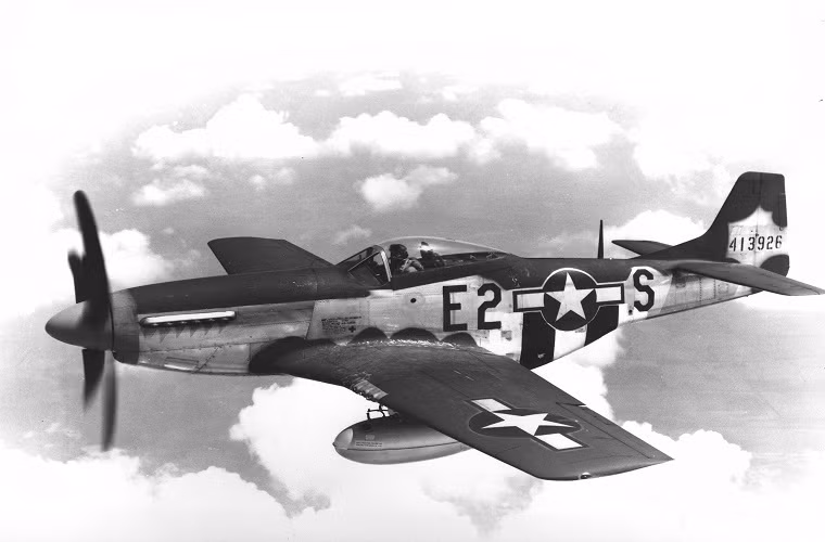 P-51 Mustang có tốc độ bay tối đa là hơn 700km/h nhờ được trang bị động cơ Packard V-1650-7 có công suất 1.490 mã lực, tầm bay tối đa là hơn 2.700km với trần bay 12.800m . Trọng lượng cất cánh tối đa của P-51 là gần 5,5 tấn, hệ thống vũ khí của mẫu tiêm kích này gồm: 6 súng máy M2 Browning 12,7mm; 2 giá treo trên cánh có thể mang theo hơn 900kg bom hoặc 6-10 rocket HVAR 127mm.