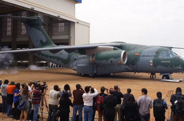 Hiện nay, Không quân Brazil đã đặt mua 28 máy bay này dùng để thay thế cho máy bay vận tải C-130H Hercules do Mỹ chế tạo.