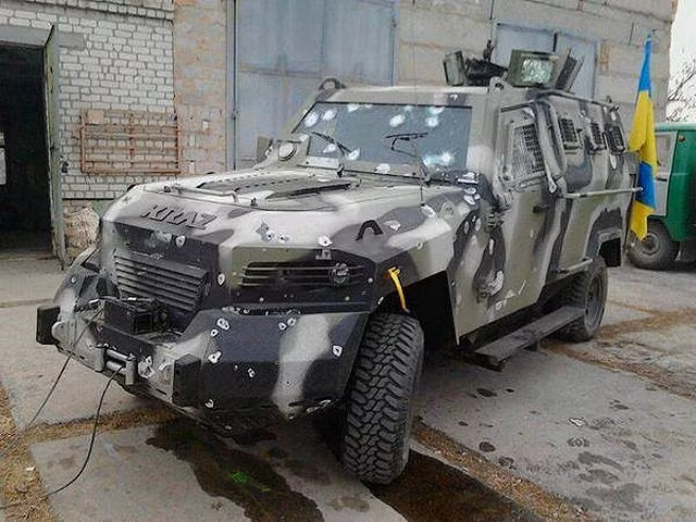 Một chiếc Kraz Cougar vẫn còn nguyên vẹn sau một đợt tấn công từ phe ly khai thân Nga ở miền Đông Ukraine.