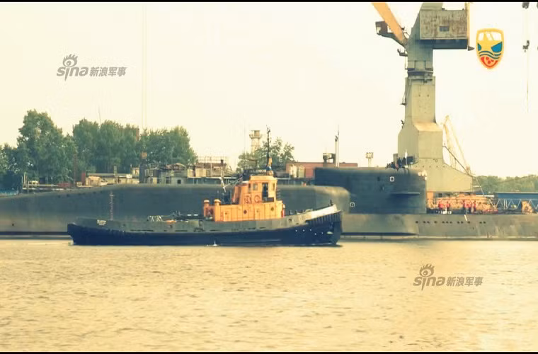 Một tàu ngầm hạt nhân lớp Delta III của Hải quân Nga đậu bên ngoài nhà máy Severodvinsk.