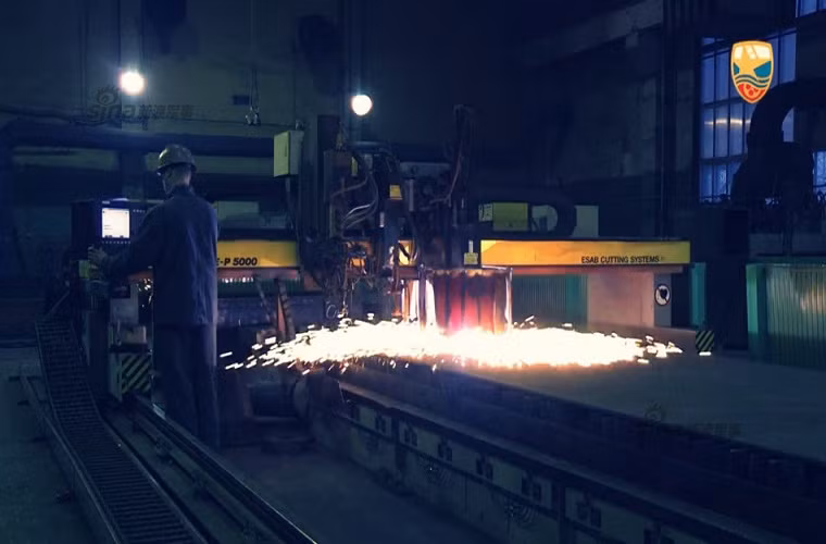 Quá trình cán thép để tạo nên lớp vỏ bên ngoài của tàu ngầm.