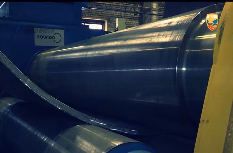 Các máy cán thép cỡ lớn, sẽ tạo nên lớp vỏ chắc chắn của một chiếc tàu ngầm.