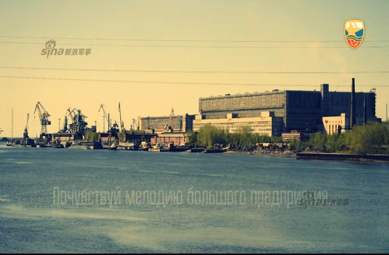 Toàn cảnh nhà máy đóng tàu Severodvinsk khi nhìn từ xa.