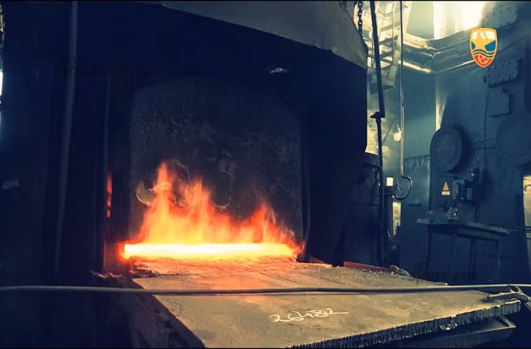 Hình ảnh chụp một lò luyện phôi thép.