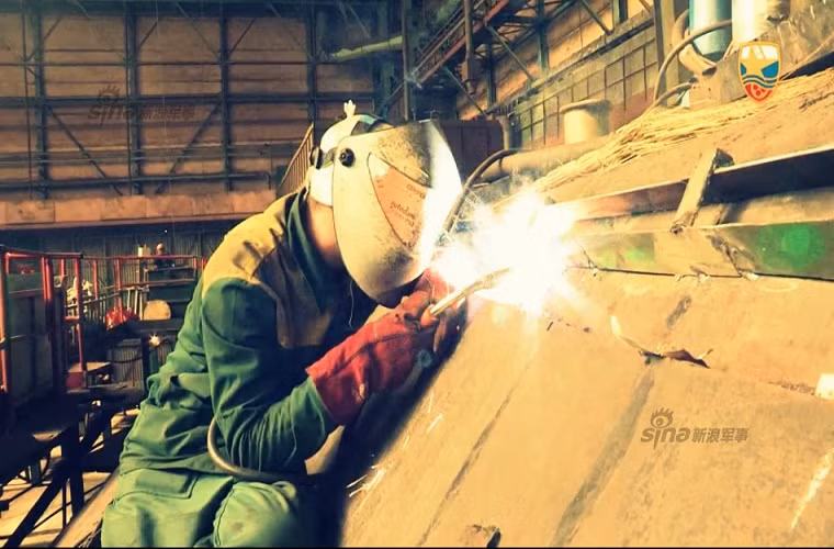 Một công nhân đang hàn các chi tiếp trên phần tháp chỉ huy một chiếc tàu ngầm lớp Kilo.