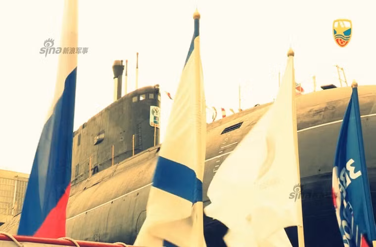 Lễ hạ thủy một chiếc tàu ngầm của Hải quân Nga sau khi được hoàn thiện.