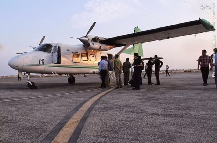 Một chiếc máy bay vận tải hạng nhẹ Y12-II của Không quân Iran được trưng bày tại khu triển lãm ngoài trời.