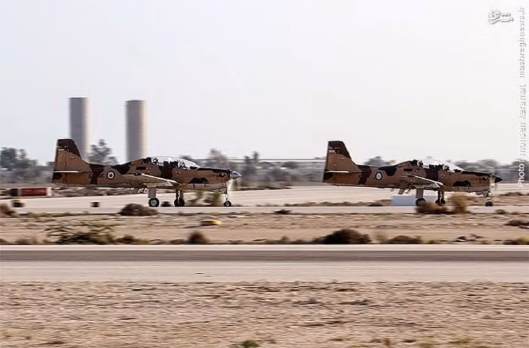 Trong ảnh là hai chiếc máy bay cường kích hạng nhẹ EMB-312 Tucano của Không quân Iran tham gia trình diễn tại Kish Airshow 2014.