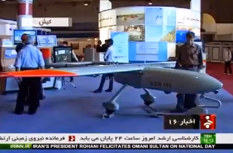 Iran cũng lần đầu giới thiệu mẫu máy bay không người lái trinh sát có tên Ababil 3. UAV này có thể hoạt động liên tục 8 tiếng trên không và có tầm hoạt động tối đa là 250km.