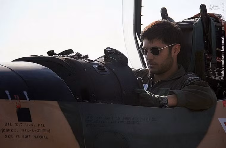 Phi công lái chiếc EMB-312 đang kiểm tra lại thông số máy bay sau khi kết thúc màn trình diễn.