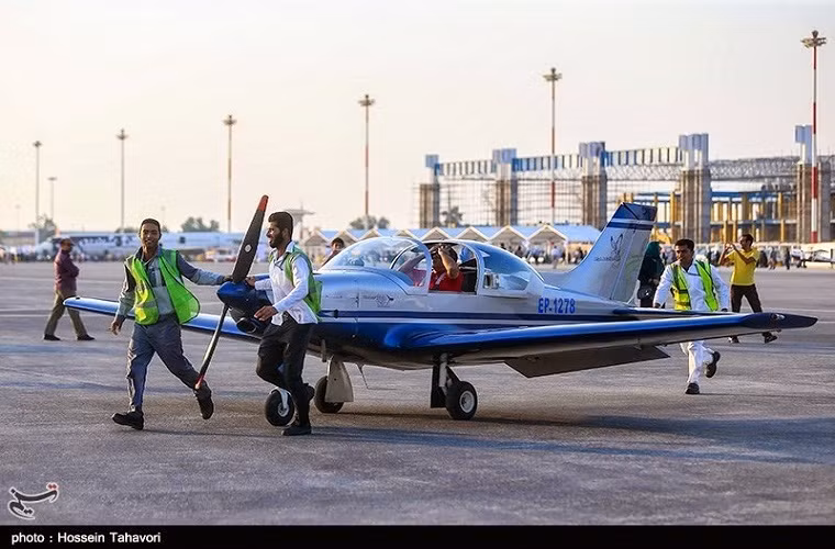 Một chiếc máy bay hạng nhẹ Alpi Pioneer 300 tham gia trình diễn tại Kish Airshow 2014.