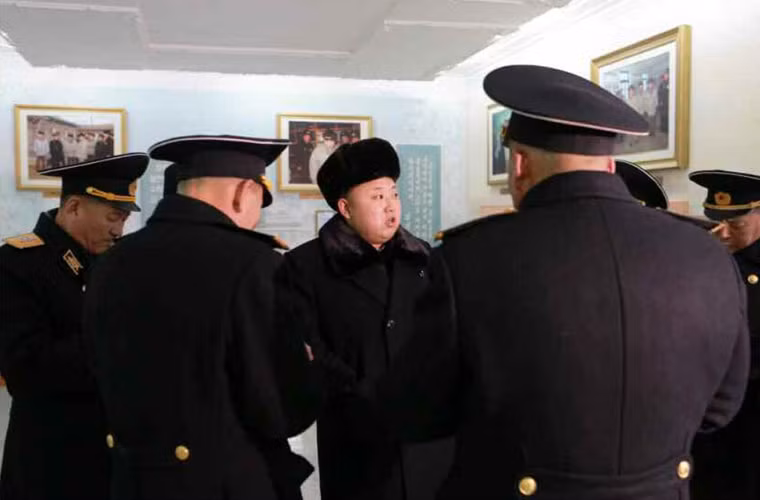 Đầu tiên Kim Jong-un thị sát phòng giáo dục di tích cách mạng của quân đội, sau khi nhìn thấy những tài liệu lịch sử quý gia, Kim Jong-un đã hồi nhớ lại những thành tựu mà nhà lãnh đạo Bắc Triều Tiên Kim Il Sung.