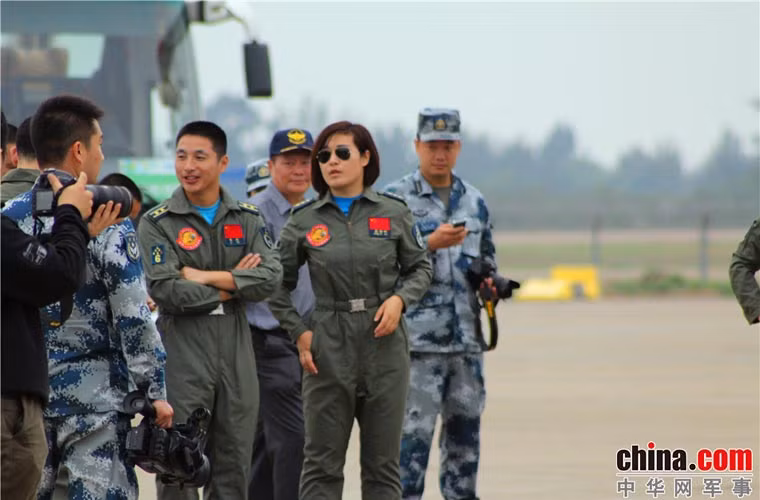 Sự có mặt của 4 nữ phi công trong đội bay Bát Nhất đang trở thành tâm điểm chú ý của giới truyền thông.