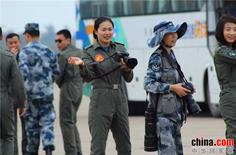 Một nữ phi công khác của đội thì say sưa với thú vui làm nhiếp ảnh gia.