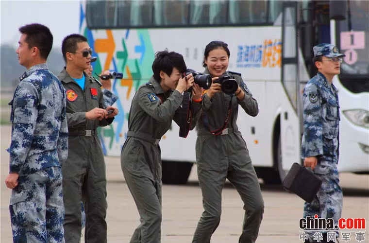 Hai nữ phi công của đội Bát Nhất tranh thủ tự chụp cho mình các bức ảnh ưa thích.