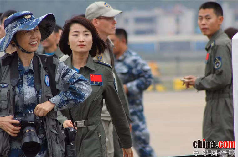 Nữ phi công xinh đẹp Yu Xu nỗi bật giữa đám đông các phóng viên và phi công của các đội bay khác.