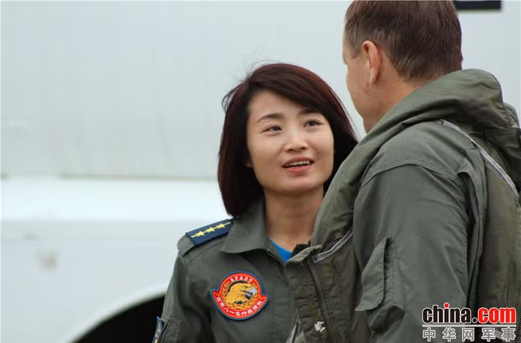 Nữ phi công Yu Xu say sưa trò chuyện cùng phi công Sergey Bordan - người lái chiếc Su-35S sang tham dự China Airshow 2014.