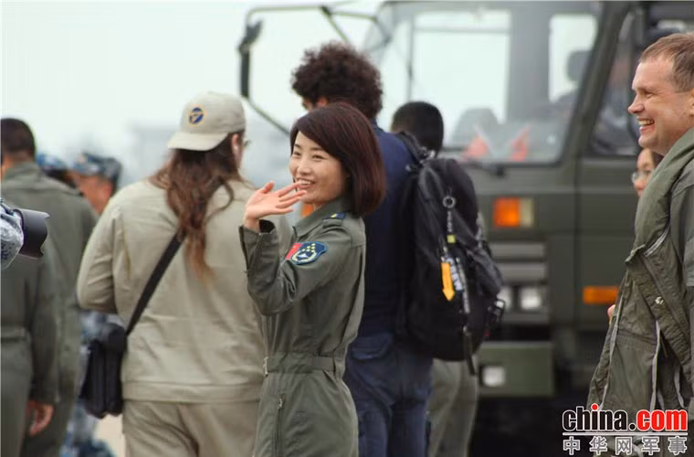 Nữ phi công Yu Xu vẫy tay trước ống kính một nhiếp ảnh gia.