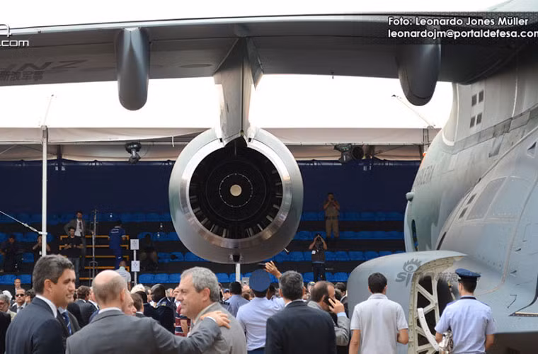 Hai động cơ tuốc bin phản lực cánh quạt đẩy V2500-E5 được treo dưới mỗi bên cánh máy bay, với lượng nhiên liệu 37,4 tấn KC-390 đạt tầm bay 2.593km, tốc độ 850km/h, trần bay gần 11.000m.