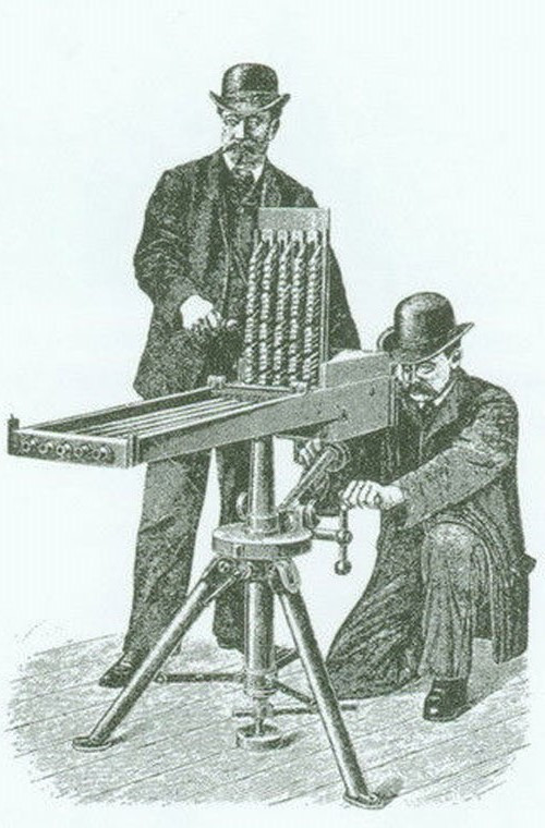 Trong hình là súng máy 5 nòng Gardner của Mỹ năm 1885, phần băng đạn nằm ở phía trên, việc nạp đạn vào nòng có lẽ phải nhờ tay quay.