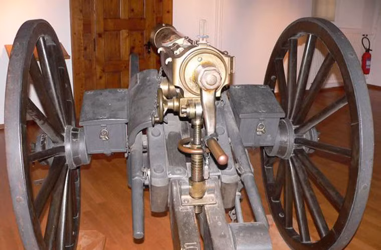 Việc bắn đạn có thể là dùng chiếc tay quay này.