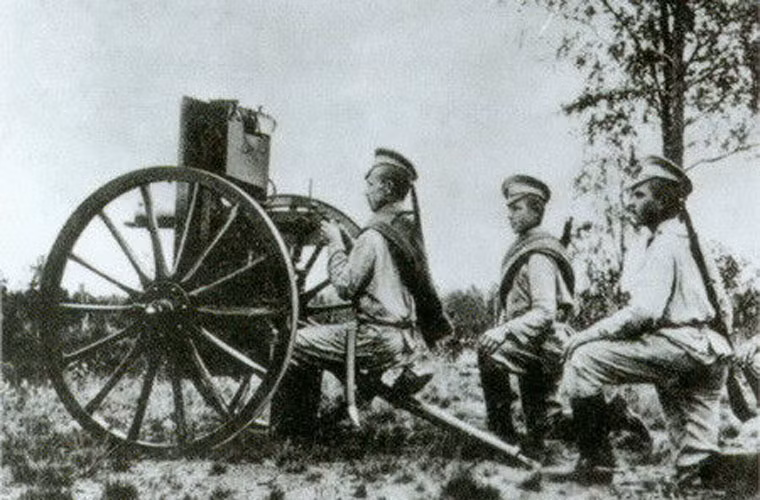 Súng máy Maxim sử dụng lá chắn chống đạn bằng thép bảo vệ xạ thủ, trang bị cho quân đội Nga được sử dụng trong chiến tranh Nga – Nhật.