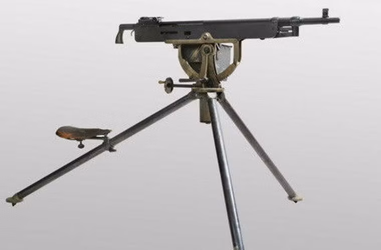 Sung máy Colt-Browning M1895, được phát triển bởi thiên tài súng John Moses Browning từ 1891 đến 1895. Nó đã được ví như một “máy đào khoai tây”.