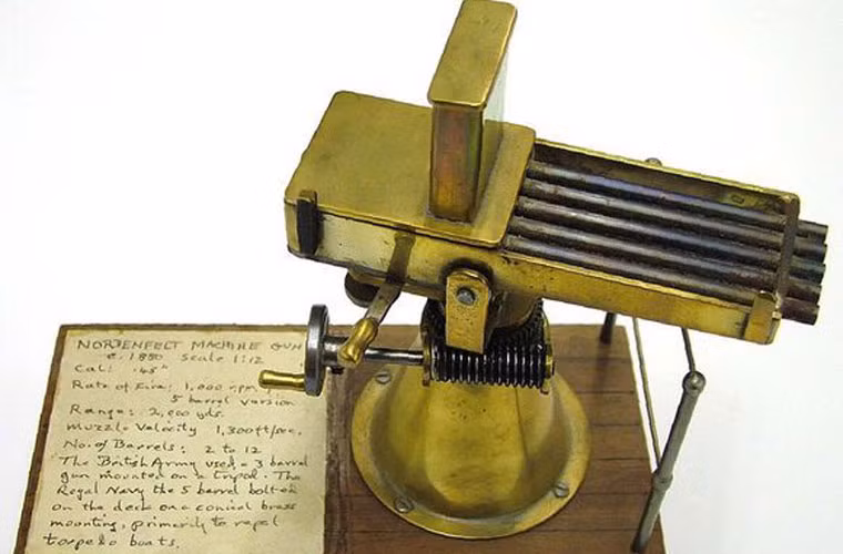 Mô hình súng máy Nordenfelt 5 nòng được chế tạo năm 1880. Tốc độ bắn của loại súng này khoảng 1.000 phát/phút, tầm bắn khoảng 1.800m.