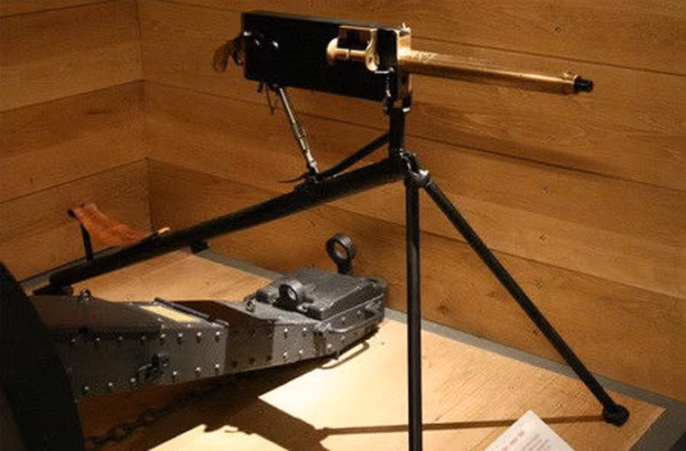 Súng Maxim là thiết kế đầu tiên ứng dụng lực giật của viên đạn khi bắn để nạp đạn viên sau. Khẩu súng này đã chứng minh hiệu quả rất cao so với các vũ khí khác thời đó như súng nòng xoay. Khẩu súng này là tiền đề cho việc phát triển các loại súng trường tự động và bán tự động về sau.