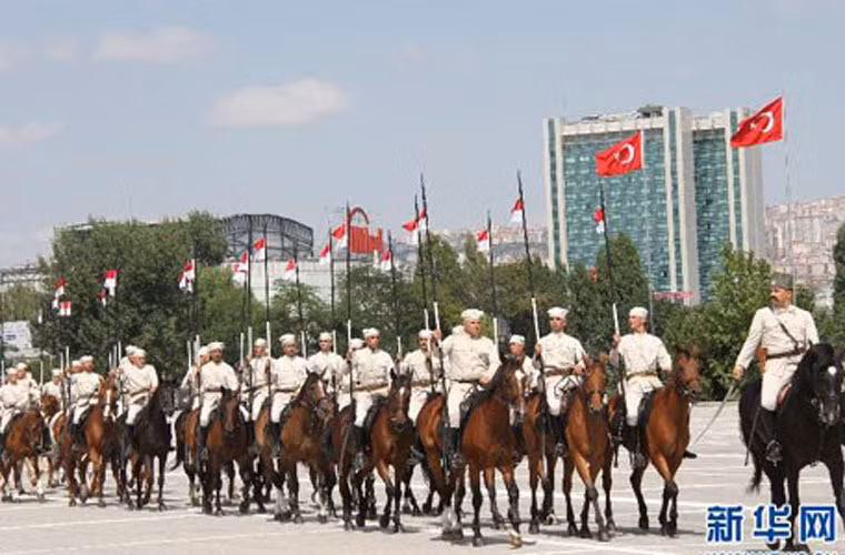 Đội kỵ binh danh dự tiến vào lễ đài.