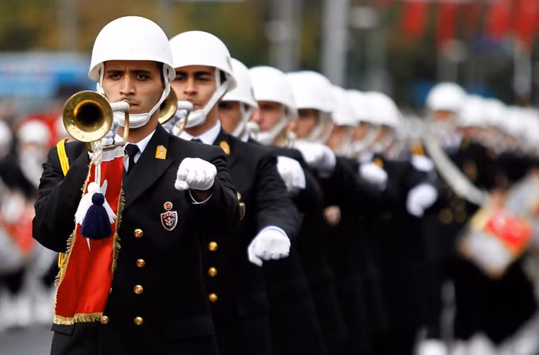 Khối quân nhạc trong trang phục đại lễ hành tiến vào lễ đài.