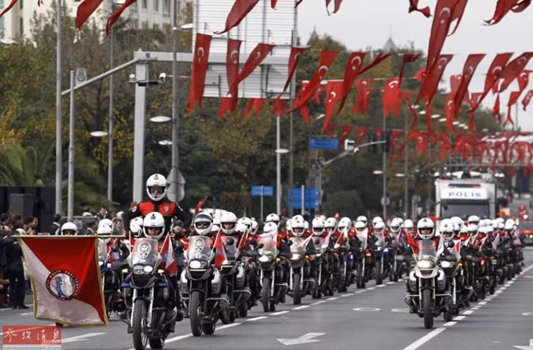 Cận cảnh đội hình xe mô tô nối đuôi nhau lăn bánh trên quảng trường trung tâm văn hóa gia đình tại thủ đô Ankara.