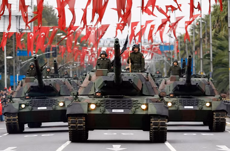 Trong lần duyệt binh này Thổ Nhĩ Kỳ phô diễn rất nhiều vũ khí đang phục vụ trong lực lượng hải quân, không quân và lục quân nước này. Trong hình là đội hình xe tăng chiến đấu chủ lực Leopard 1 của Quân đội Thổ Nhĩ Kỳ lăn bánh trên quảng trưởng.