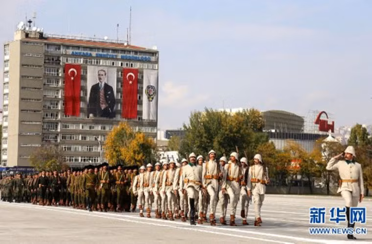 Đủ các sắc lính. Lực lượng vũ trang Thổ Nhĩ Kỳ hiện có 666.719 quân thường trực, ngân sách quốc gia 18,2 tỷ USD (số liệu năm 2013, chiếm 2,4% GDP).