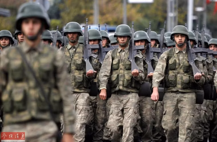 Đội hình binh sĩ Lục quân Thổ Nhĩ Kỳ.