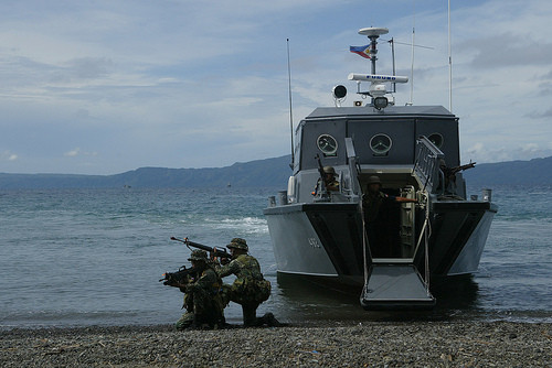 Trong ảnh là lực lượng lính thủy đánh bộ Philippines diễn tập đổ bộ với tàu MPAC.