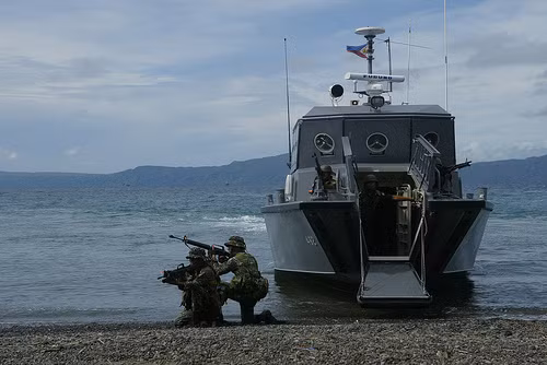 Trong ảnh là lực lượng lính thủy đánh bộ Philippines diễn tập đổ bộ với tàu MPAC.