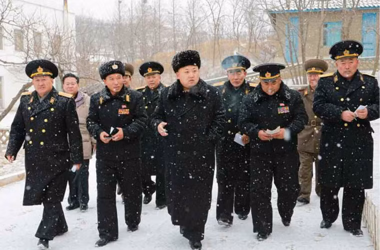 Lãnh đạo Kim Jong-un đích thân chỉ huy tình hình huấn luyện của tàu ngầm và tìm hiểu điều kiện sinh hoạt cơ bản và giáo dục tư tưởng của hải quân.