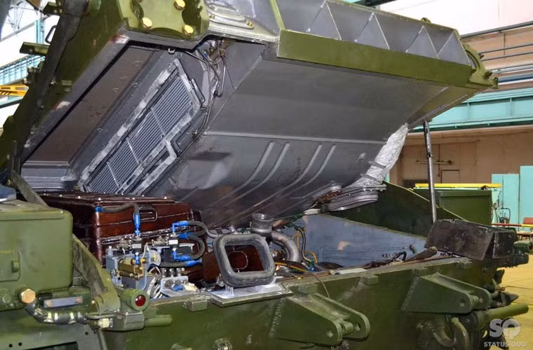 Nắp động cơ của một xe tăng trong trạng thái mở.