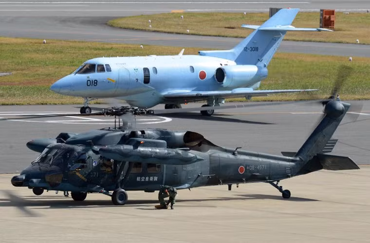 Trực thăng vận tải đa năng UH-60J với thiết kế khá kỳ lạ - 2 thùng dầu phụ được treo ở 2 cánh cao lắp gần khoang động cơ trực thăng.