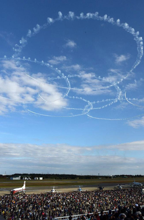 Màn bay biểu diễn tuyệt vời trên không.