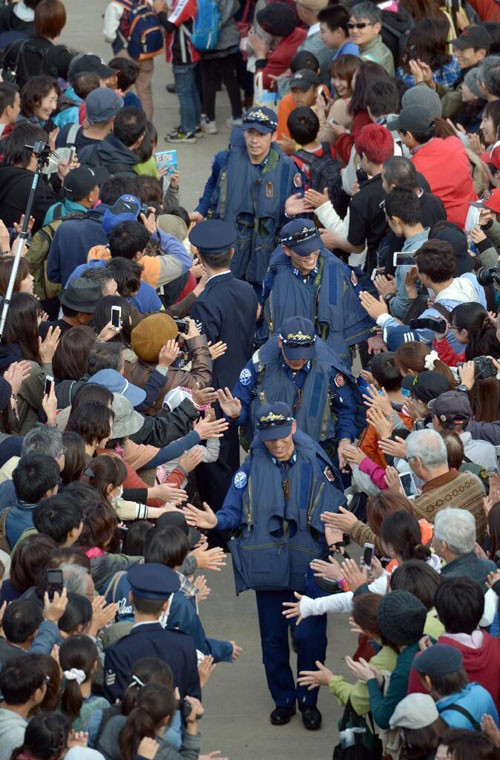 Người dân Nhật Bản chào đón phi công của đội bay Blue Impulse.