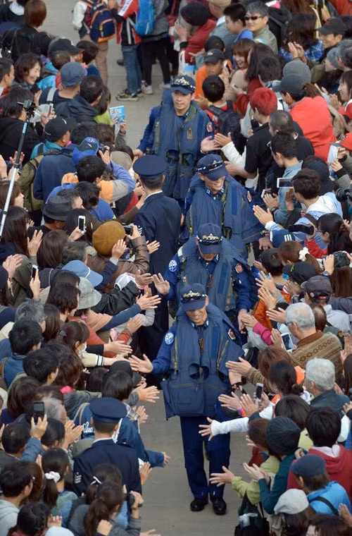 Người dân Nhật Bản chào đón phi công của đội bay Blue Impulse.