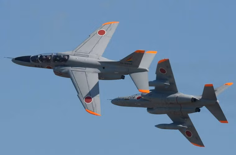 Máy bay huấn luyện Kawasaki T-4 thuộc biên chế JASDF.