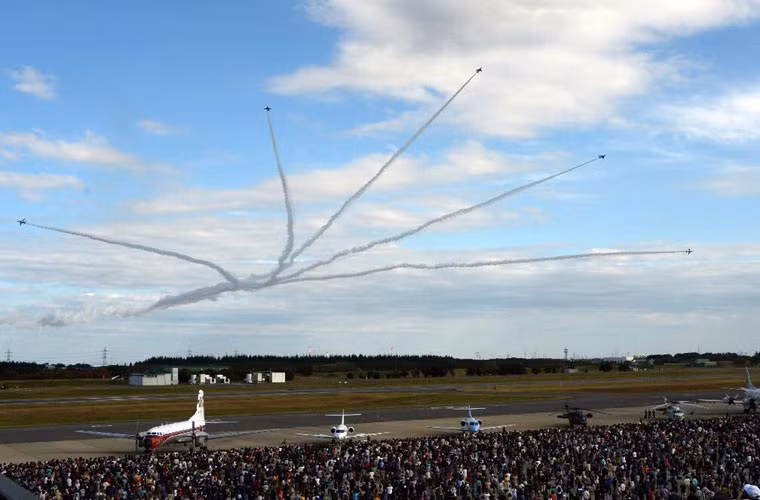 Phi đội bay biểu diễn Blue Impulse thực hiện bài bay phô diễn đẹp mắt trên không.