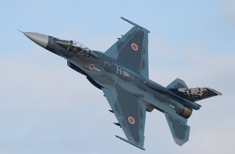 Tiêm kích đa năng hiện đại nhất của Nhật Bản - F-2 bay biểu diễn. Tương lai, ngôi vị này sẽ được thay thế bởi các tiêm kích tàng hình F-35A đang mua từ Mỹ.