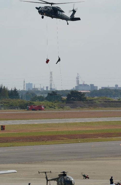 Binh lính Nhật Bản biểu diễn đổ bộ đường không từ trực thăng UH-60.