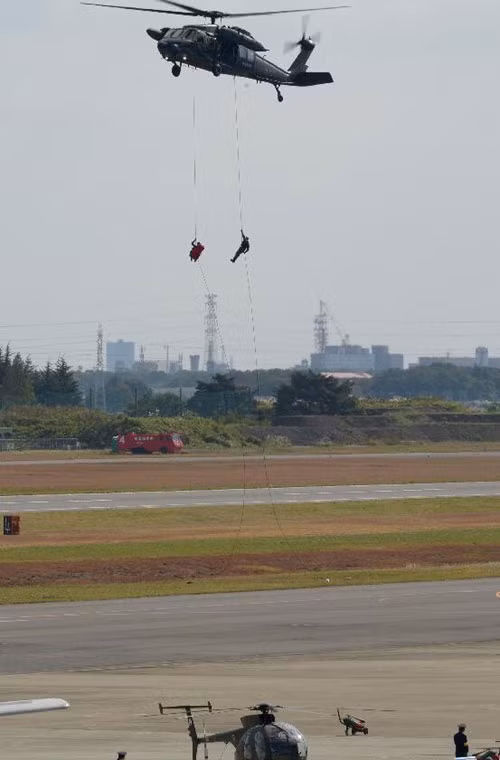 Binh lính Nhật Bản biểu diễn đổ bộ đường không từ trực thăng UH-60.