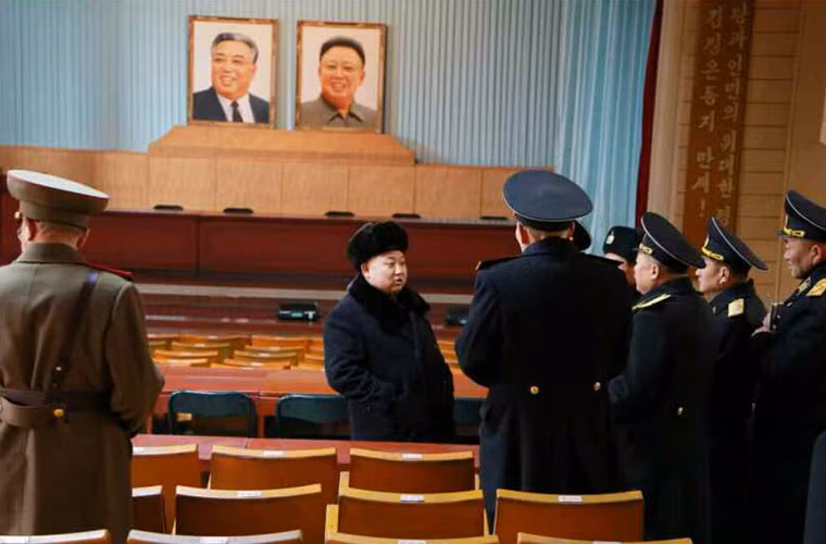 Ông Kim Jong-un kiểm tra phòng sinh hoạt tập thể của lực lượng tàu ngầm 189.